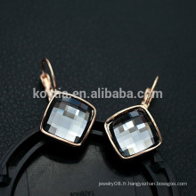 Oreilles en or dessine une grande boucle d&#39;oreille en cristal